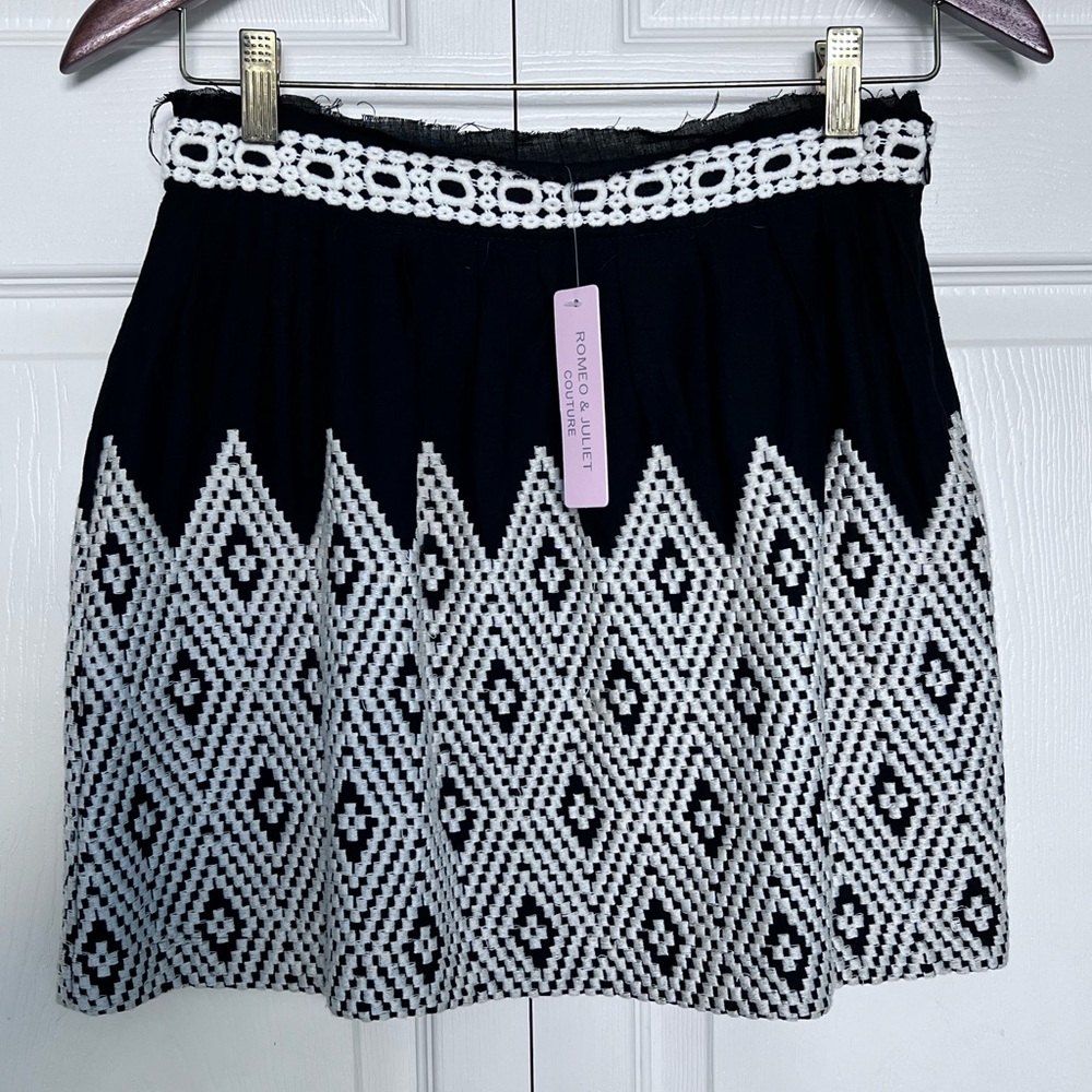 NWT Romeo + Juliet Couture Embroidered Black & White Skirt-Size S